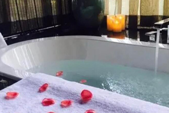 西安雁塔水疗池中的失重冥想：当身体学会漂浮